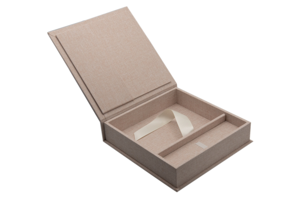 USB/Foto-Box 21 x 21 x 5 cm mit USB Slot. Geschenkbox für USB-Sticks und Fotoabzüge 13x18 cm